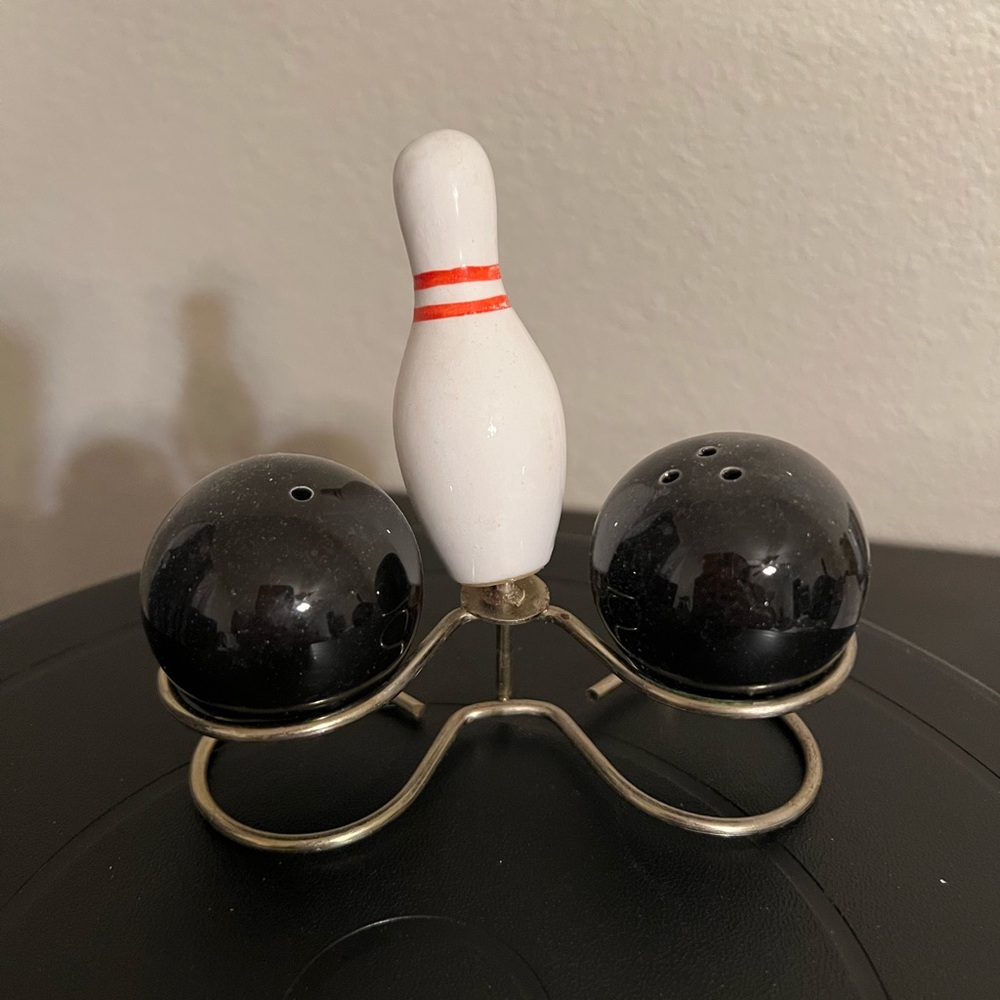 Bowling balls & pin salt & pepper shaker set